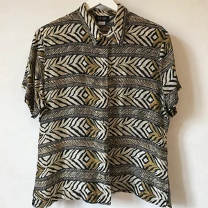 Mönstrad skjorta, 100% silk, XS-L - Underbart behaglig blus eller skjorta med djuriskt mönster. 100% silke och skir, luftig och skön. Märkt L, men jag har använt den som XS. Funkar därmed även för S och M.  Kan mötas i Stockholm eller skicka mot fraktkostnad! ✨🌸✨