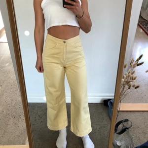 Gula jeans - Snygga ljusgula jeans från Weekday. Vida denim. Storlek 36. Fint skick, inga fläckar. Jag är 164cm lång. Obs! Osäker på fraktkostnaden.