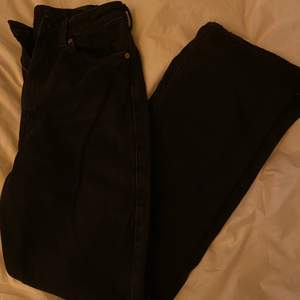 svarta highwaist jeans från weekday💕💕 säljer då de är för små för mig, köptes för 500! skriv för mer bilder