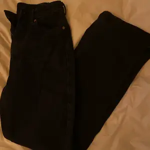 svarta highwaist jeans från weekday💕💕 säljer då de är för små för mig, köptes för 500! skriv för mer bilder