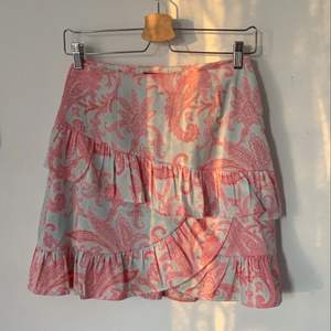 Super söt kjol från BikBok i storlek 36👻 Knappt använd, kontakta för frågor!