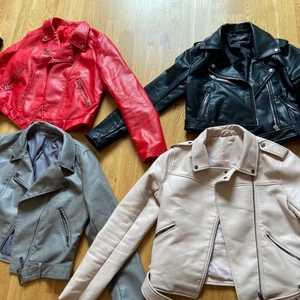 Skinnjacka-jeans-smycken - OBS! Endast den röda jackan finns kvar!!! Säljer massa snygga skinnjackor, trendiga jeans och smycken till bra pris! In och fynda innan dem tar slut💕