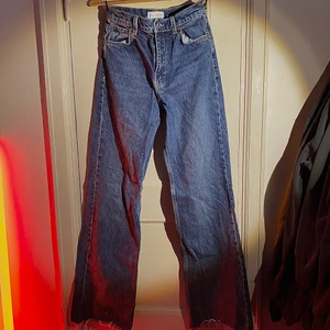 Jeans, Zara - Jeans som alla har och är slutsålda titt som tätt! Sparsamt använda pga fel storlek.