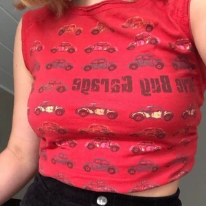 Linne med tryck - Säljer detta röda linnet med ett biltryck och text på som var min mosters på 90-talet. Storlek oklar men pssar mig som är ungefär M. ❤️