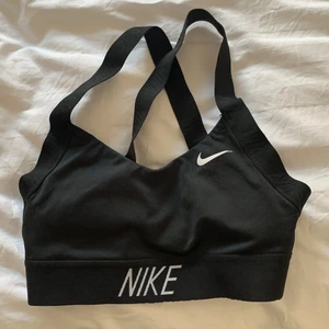 Nike sportbh - Snygg sportbh från Nike i toppskick! Givetvis tvättad🤍