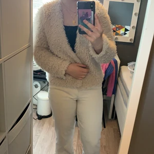 Gina Tricot Medium Vit jacka/tjocktröja - Väldigt mjuk och fin jacka/tjocktröja från Gina Tricot i strl M 