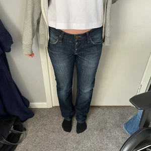 Lågmidjade lee byxor - Cleana lågmidjade lee byxor.