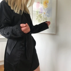 Blazer från bikbok - En svart blazer/klänning ifrån Bik Bok i satintyg. Knyte i midjan. Aldrig använd. 