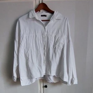 Skjorta - En vit skjorta i storlek M. Bra kvalité, mycket bekväm. Längre baktill och kortare framtill. 60 kr ink frakt 🦋