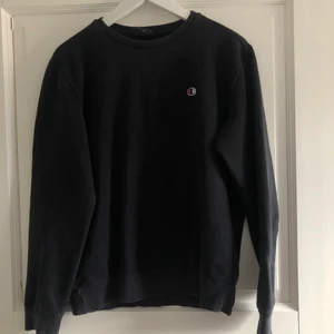 Champion sweatshirt ⭐️⚡️🧚🏼 - Sweatshirt från Champion, använd en del, men i fint skick, se skick enligt bilder ⭐️ Storlek S i herrmodell så passar allt ifrån en XS-M beroende på vilken passform man är ute efter⚡️ BUD ÄR BINDANDE !!