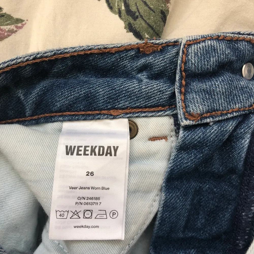Croppade blåa jeans från Weekday i modellen Veer, sitter så snyggt men passar mig tyvärr inte längre. Perfekta till våren och sommaren! Använda men i fint skick. Nypris 500 kr. Storlek 26 motsvarar ca storlek 36/S.. Jeans & Byxor.