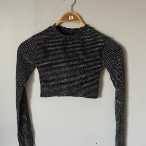 Glittertopp  - Snygg glittertopp från Urban Outfitters