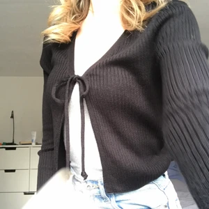 Knut kofta  - Storlek S, från bikbok. Inte använd mer än två gånger. 