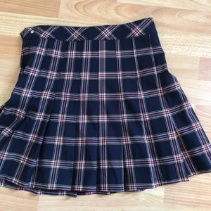 Rutig kjol - Jättefin rutig kjol. Endast använd ett fåtal gånger, ser helt ny ut! 