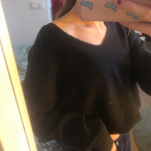 Svart V ringad tröja  - En svart jätte snygg V ringad tröja. Säljer pga det kommer inte till användning. Tröjan är i stickad tyg och köpt på lager 157✨✨ tröjan är i XS men är stor i storleken och skulle passa dig i M