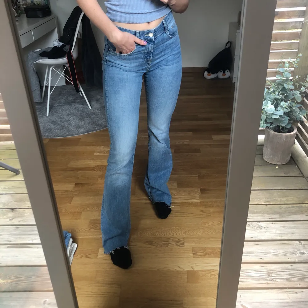 Blåa bootcut jeans från zara i storlek 36. Är 168 och de är väldigt långa på mig, jag har klippt av byxorna så de är lite fransiga nu. Sköna och stretchiga jeans. Köparen står för frakten som kan variera i pris beroende på hur stort kuvert som behövs!☺️. Jeans & Byxor.