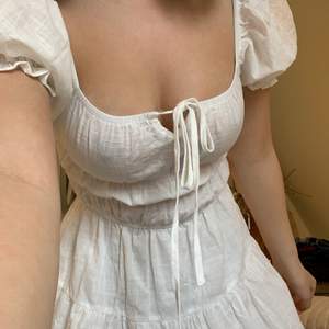 Jag säljer den här vita klänningen för 80kr. Fint skick, nästan oanvänd! Den är ganska genomskinlig. Storlek xs. Om många är intresserade gäller budgivning! Priset går att diskutera💕