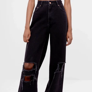 Svarta bershka jeans strl. 34 - Ett par fina riktigt snygga jeans som jag tyvärr har tröttnat på. Du kan hitta storleksguide på zalando, för mer detaljer kom privat. 