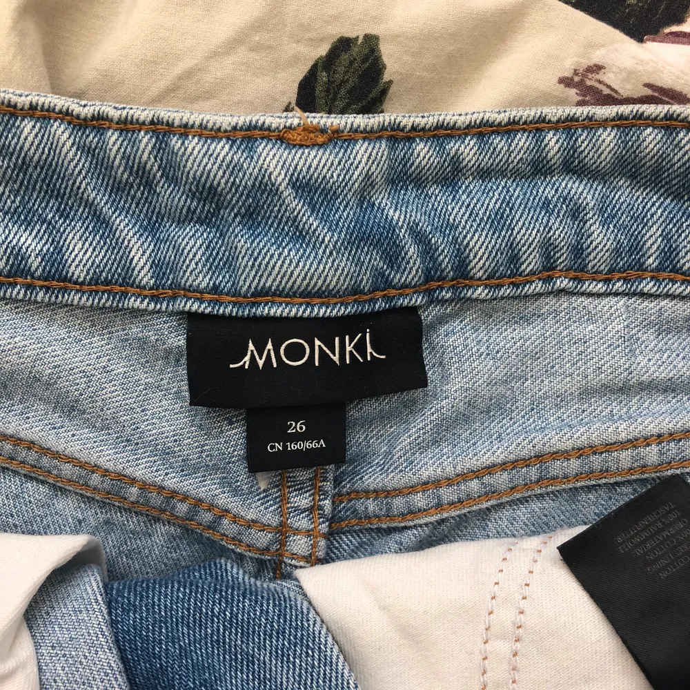 Jeansshorts från Monki, endast använda några enstaka gånger så i fint skick. Storlek 26 motsvarar ca storlek 36/S.. Shorts.