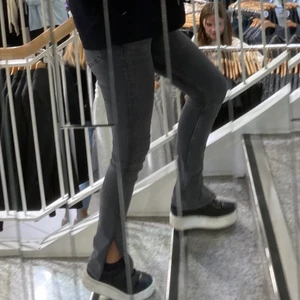 Jeans med slits från zara  - gråa jeans med slits från zara 