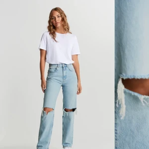 90’s HIGH WAIST JEANS - Säljer dem populära jeansen från Gina med hål på knäna. Har använt dem 2-3 gånger och det sitter perfekt men använder dem inte längre. Har storlek 38 och passar mig som är vanligtvis en Medium & 38/40. Är 170 cm och dem faller perfekt över skorna. Kostar normalt 599 kr men säljer mina för 300kr + 66kr frakt.