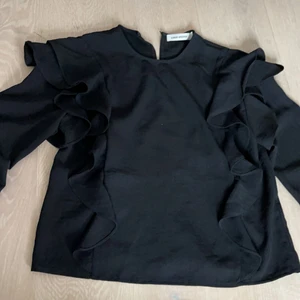 Carin Wester topp - Volang på sidorna. Skönt material,  normal passform 