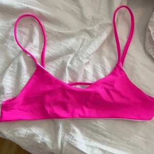 Rosa bikinitopp - Helt oanvänd, får med inlägg till bikini. Frakt 20kr