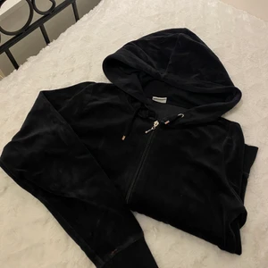 Velourkofta - Utförsäljning på allt 💜 Velourkoftan har ett litet hål och en liten klorfläck. Swipe:a för bild på dom. 