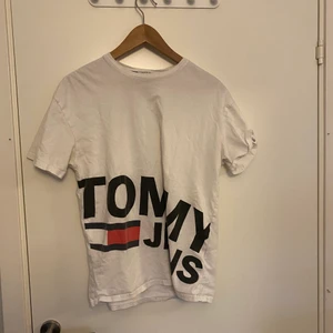 Tommy Jeans t-shirt  - T-shirt från Tommy Jeans, skick 9/10, storlek S
