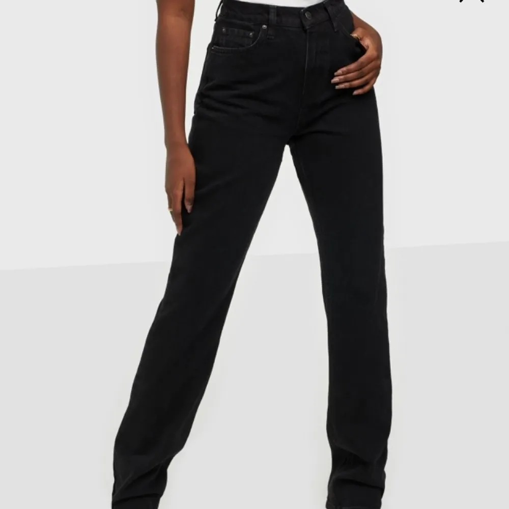 Har ett par Cheeky Fit Long Leg Denim jeans, i färgen svart som jag tyvärr måste sälja dem de inte passade. Endast testade en gång och prislappen sitter kvar!! Orginalpris 599kr men säljer dem för 350kr. Jeans & Byxor.