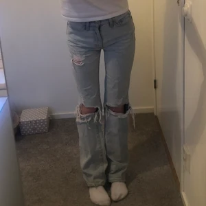 Jeans  - Snygga jeans med slitningar i modellen bootcut. W25, jag är 165cm. Frakt ingår i priset🌺💕  köp direkt för 300kr exklusive frakt💗