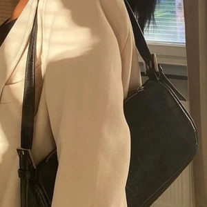 Trendig handväska - En väldigt fin trendig handväska med oerhört bra kvalité. Använd en gång endast för bild, är man intresserad av fler bilder på den är det bara att höra av sig!