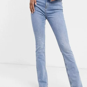 Bootcut jeans högmidjade - Bootcut jeans från ASOS design tall så dessa jeans passar de som är lite längre. Bra skick, använda några gånger innan och har bibehållit sin färg bra. Köparen betalar frakt. Enligt hemsidan kan storleken vara lite mindre än vanligtvis. Priset kan diskuteras! 💓