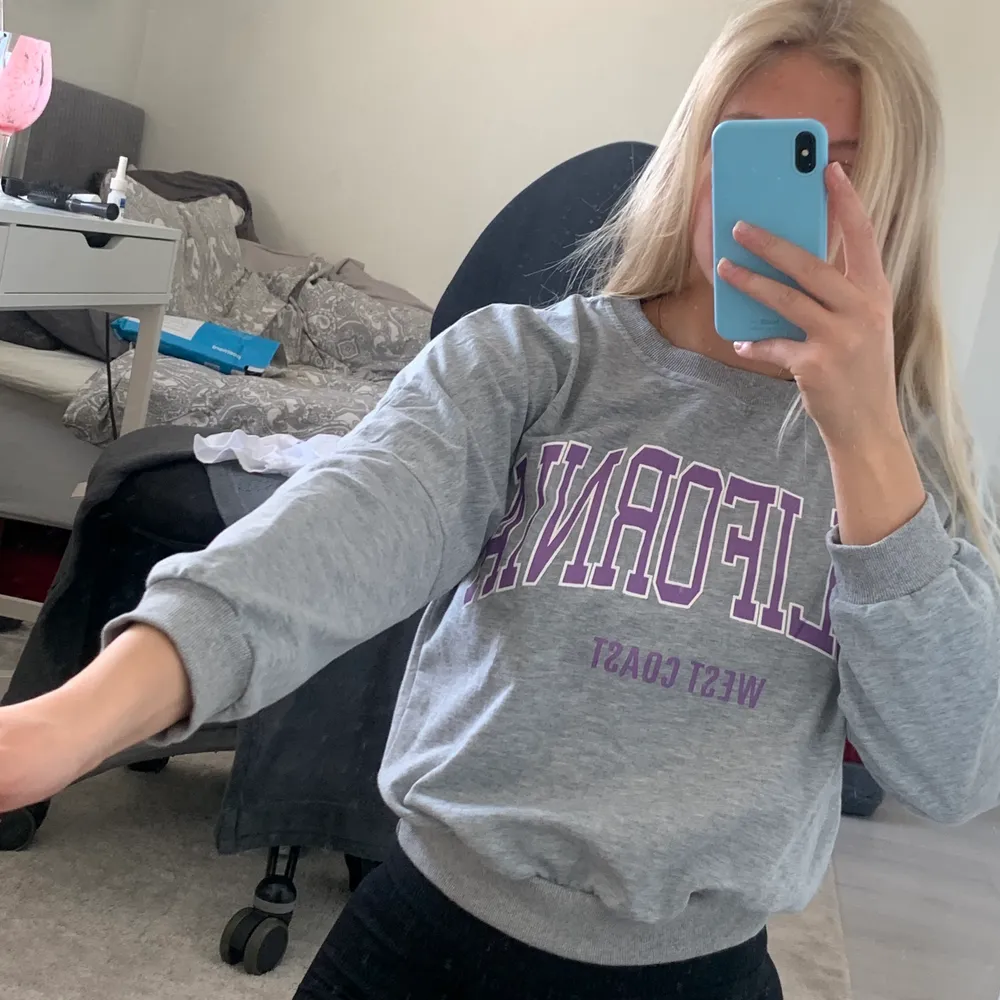 Grå sweatshirt med lila tryck! Jättefin men tyvärr för liten för mig i armarna😢 St M men mer som S 💜 Säljer bara med ett bra bud. Hoodies.