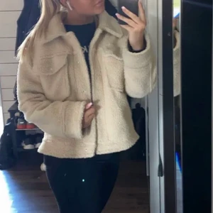 Teddyjacka - Jättefin teddyjacka från GinaTricot som inte kommer till användning längre som passar perfekt nu🥰😍