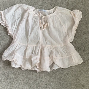 Rosa blus - Jag säljer min väldigt fina blus från mango och säljer pga att den är för liten. Den är i fint skick och perfekt inför sommaren