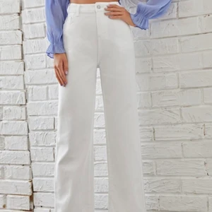 Vita vida jeans - Vita jeans med vida ben ifrån Shein. Använt dessa 2 gånger eftersom att de va för långa för mig men annars jätte fina! KÖPAREN står för frakten