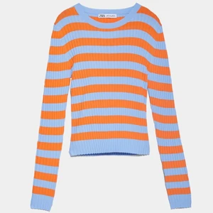 Blå orange zara topp - Populär blå orange randig topp från zara! Knappt använd så skicket är som ny, storlek M men passar mig som har S! (Mina bilder ger inte riktigt färgen rättvisa den är mer som på första bilden)🧡💙 Budgivningen är bindande, alltså lagt är lagt! Köp direkt för 450!