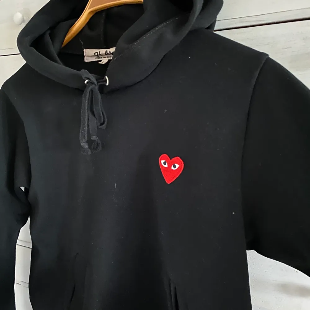 Det är en storlek L MEN den är liten i storleken! Använd 5 gånger! Säljer pga använder aldrig . Hoodies.