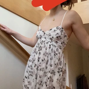 Klänning - Säljer denna supergulliga klänning då den tyvärr e lite för kort på mig som är 177 cm :(