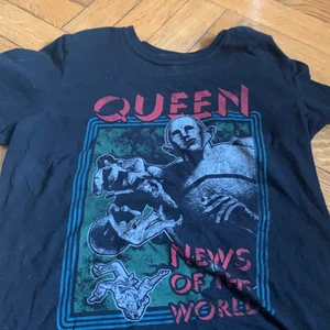 Queen t-shirt  - Köpte denna Queen tröja för något år sedan i London. Trycket är från albumet ”News of the world”. Har ingen lapp så jag vet inte storleken, men gissar på ungefär S/M. Möts i Stockholm eller frakt på 20kr :)