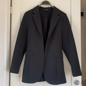 Oversized kavaj - Säljer denna svarta kavajen som är oversized. Den är köpt på monki i storlek S men modellen är oversized. Säljer den eftersom den inte kommit till användning, använd max 2 gånger. Köparen står för frakt💖