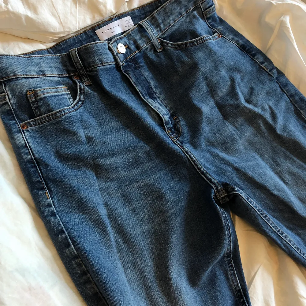 Ett par blåa jeans, köpta på Nelly. Aldig använda då de är stora i midjan. . Jeans & Byxor.