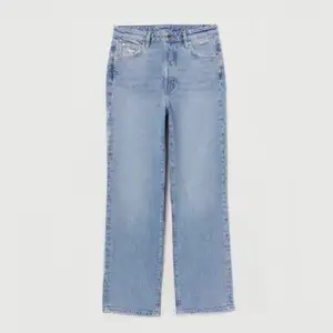 Raka jeans från H&M som säljs pga att dem är för små. Stretchiga och väldigt bekväma. Mid-rise. Säljes då den är för små, passar en 34 som är lite mindre eller en 32.