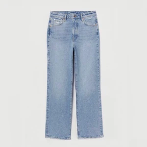 Raka jeans - Raka jeans från H&M som säljs pga att dem är för små. Stretchiga och väldigt bekväma. Mid-rise. Säljes då den är för små, passar en 34 som är lite mindre eller en 32.