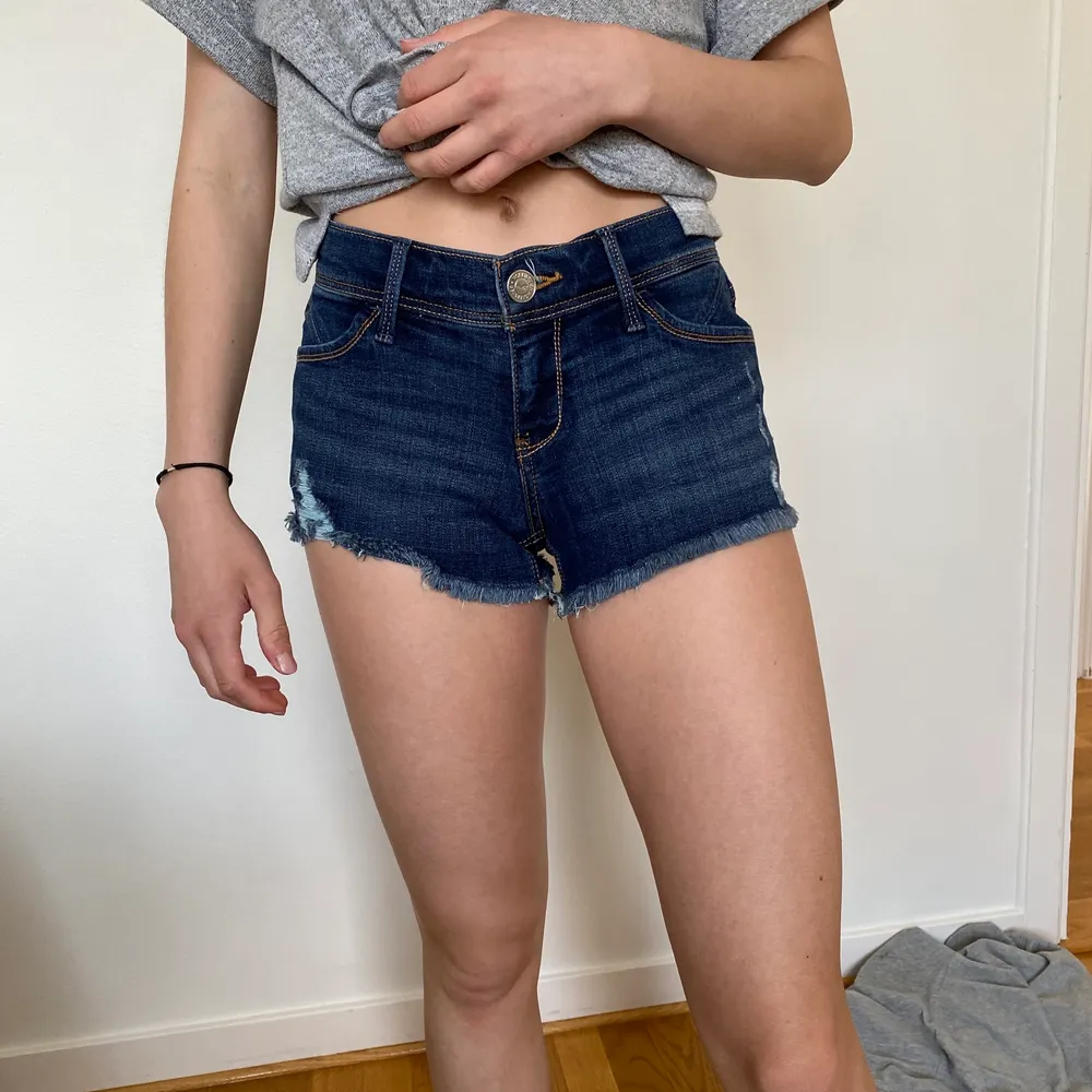 Hollister mörkblåa shorts i storlek 00 w23! Super bra skick💞 kan skicka flera bilder om behövs . Shorts.