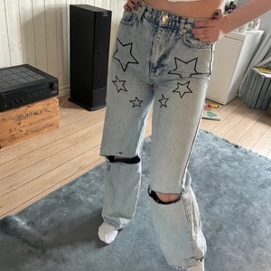 Wide leg jeans med stjärnor  - Säljer mina älskade egenmålade jeans, de är i storlek 34. Säljer pågrund av att de är för små för mig. Frakt är inte inkluderat i priset. Buda i kommentarerna.