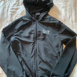 EA7 jacka st M - Säljer en EA7 jacka st M men sitter okej på mig som har st S men sitter såklart oversize, säljer då den inte används så den är i fint skick, köpte den för 1250kr säljer den för 600
