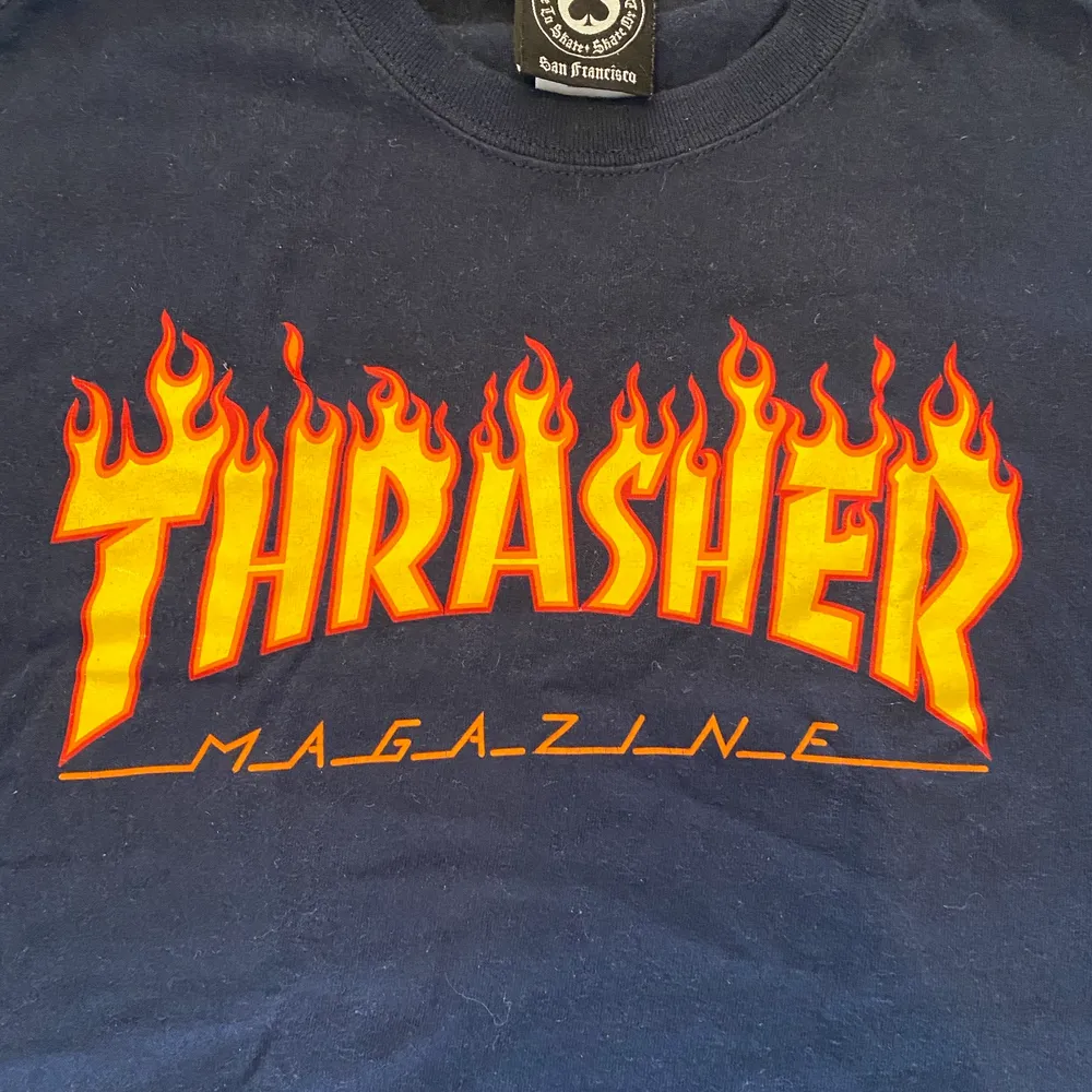 Marinblå Thrasher t-shirt . T-shirts.