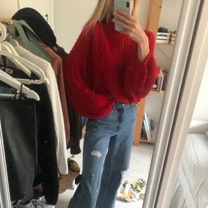 Stickad tröja med ballongärm, uppskattad strl S - Använd 1 gång. Plagget saknar märke och storlek och är inköpt för 2 år sedan. 